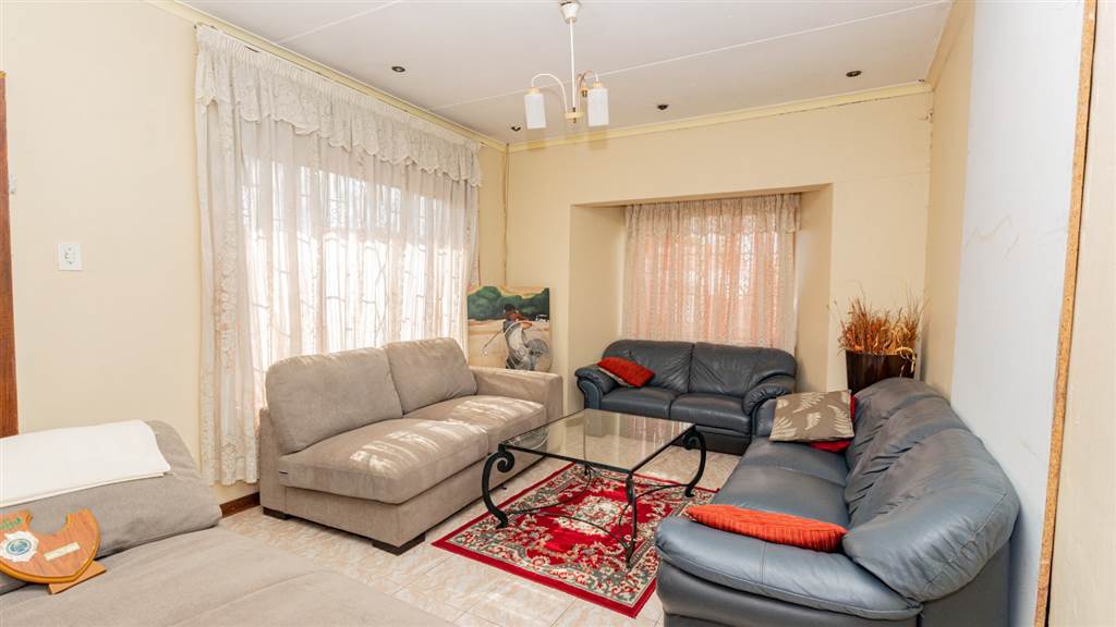 4 Bed House in Lenasia South photo number 6