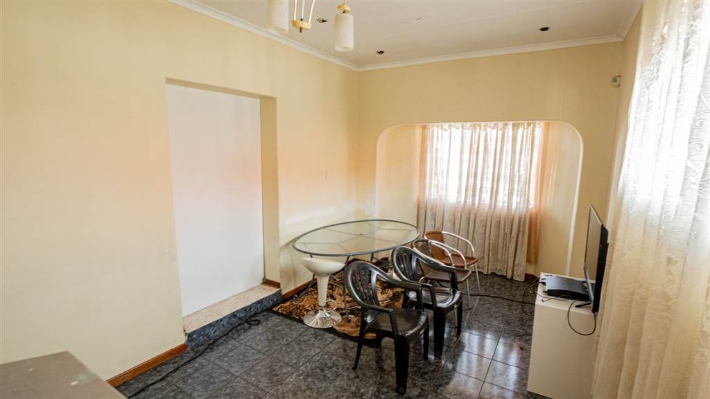 4 Bed House in Lenasia South photo number 23