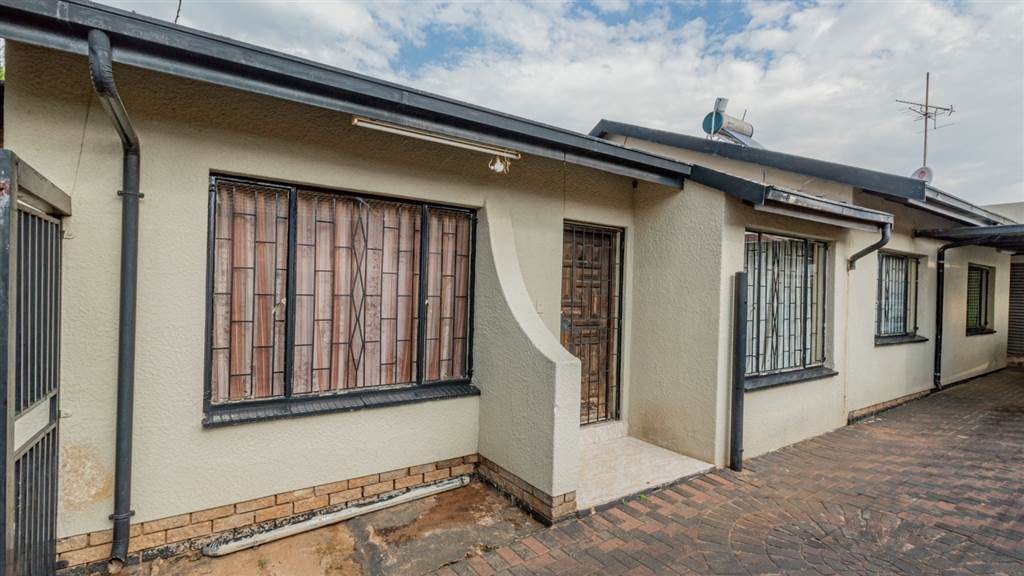 4 Bed House in Lenasia South photo number 27