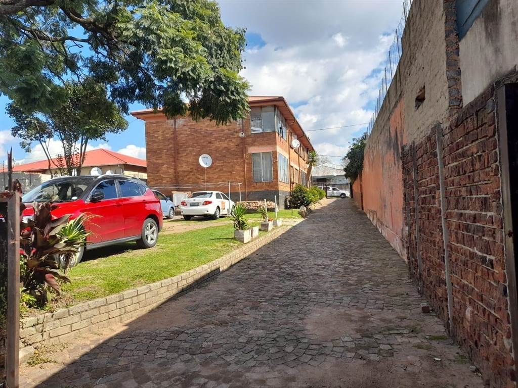 270  m² Commercial space in Rosettenville photo number 2