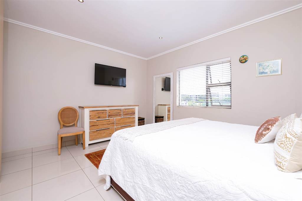 3 Bed Apartment in New Town Centre (Gateway) photo number 12