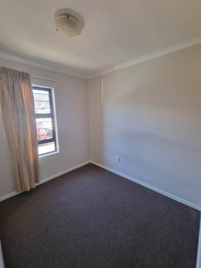 2 Bed Apartment in Fairview Golf Estate photo number 6