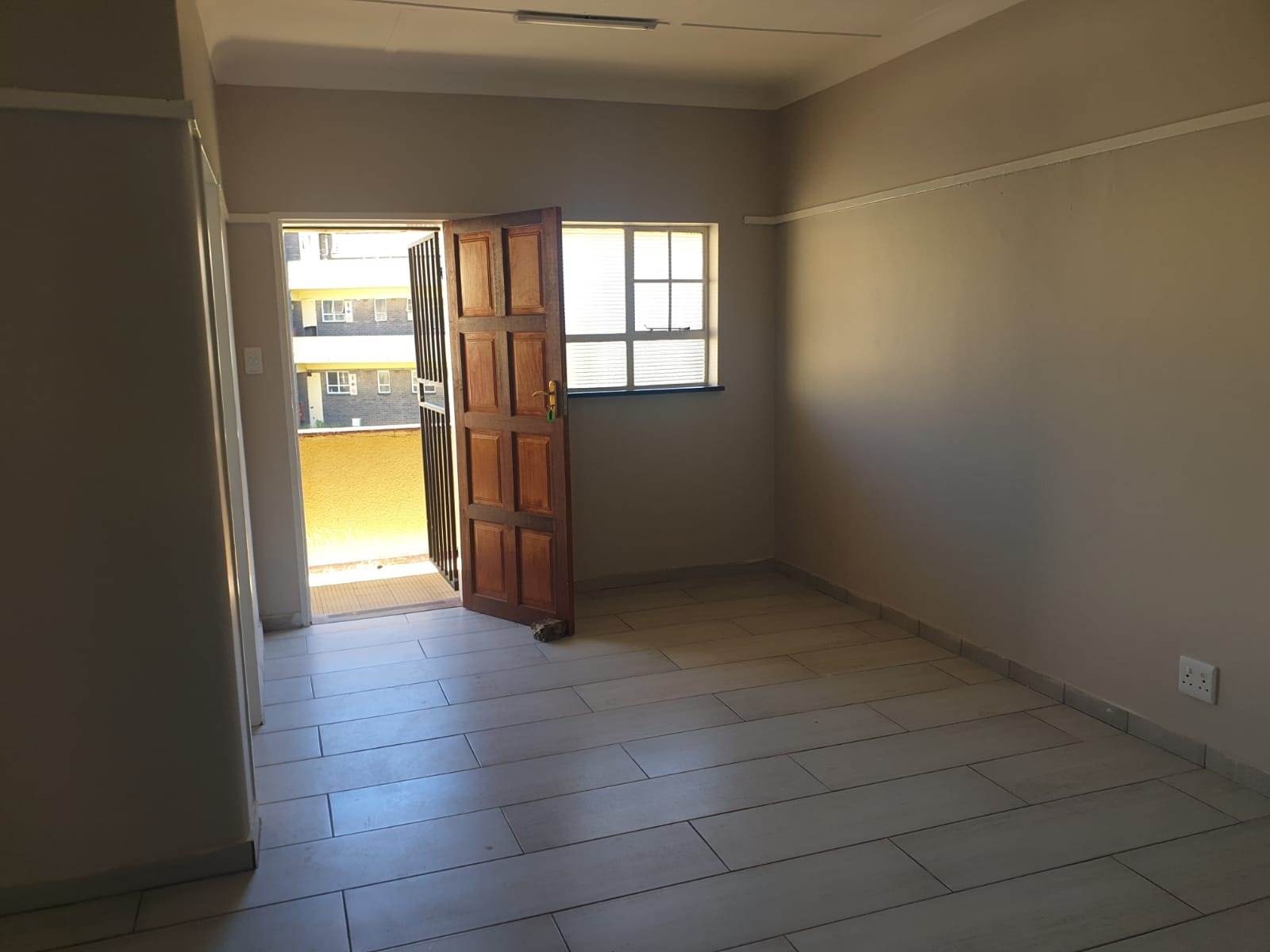 2 Bed Apartment in Stilfontein photo number 3