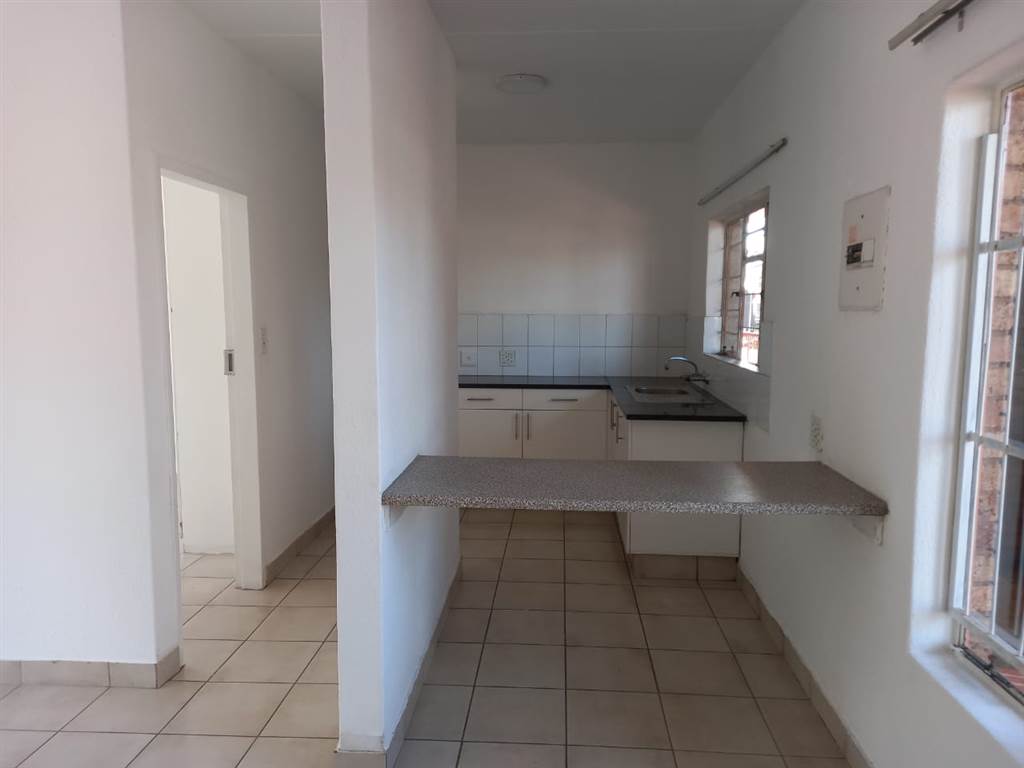 2 Bed Apartment in Brakpan Central photo number 9
