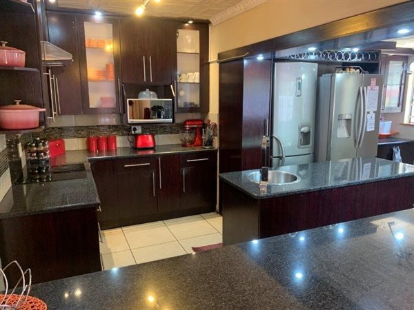 4 Bed House in Bloubosrand