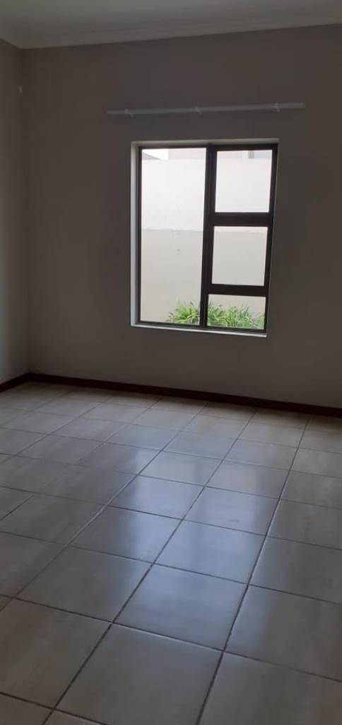 2 Bed Townhouse in Trichardt photo number 7