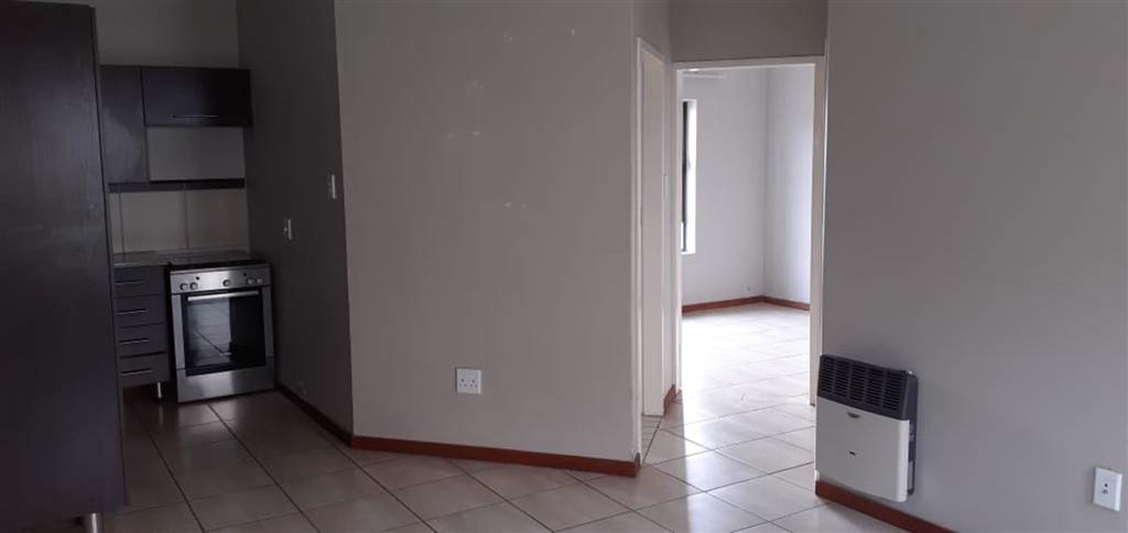 2 Bed Townhouse in Trichardt photo number 5