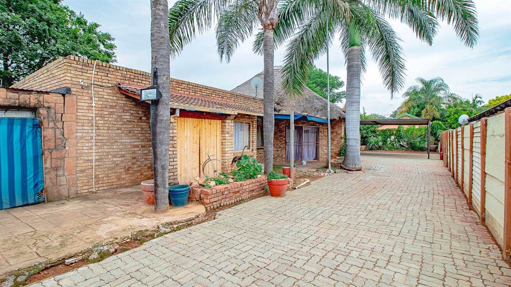 6 Bed House in Pretoria North photo number 2