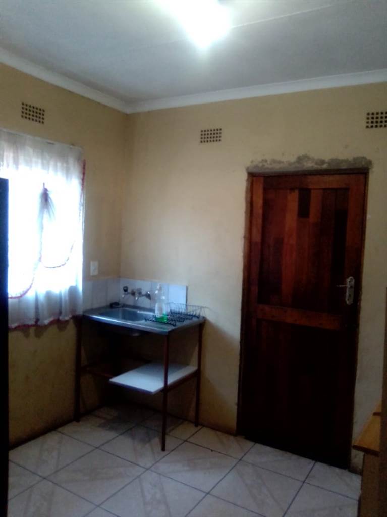 2 Bed House in Klipspruit photo number 4