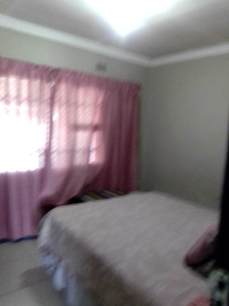 2 Bed House in Klipspruit photo number 10