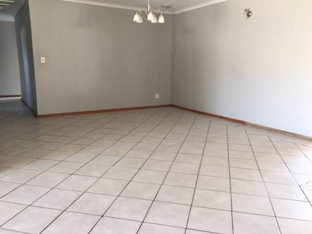 4 Bed House in Modimolle photo number 4