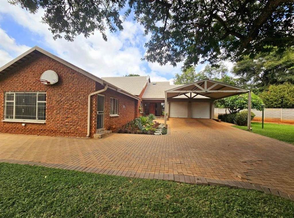 5 Bed House in Garsfontein photo number 2
