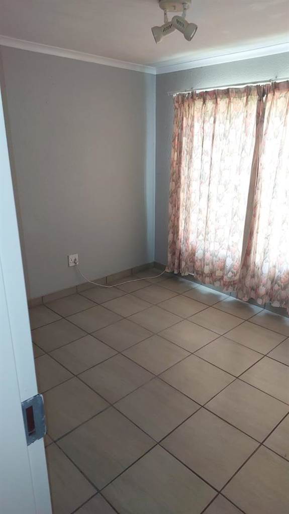 2 Bed Townhouse in Sasolburg photo number 19