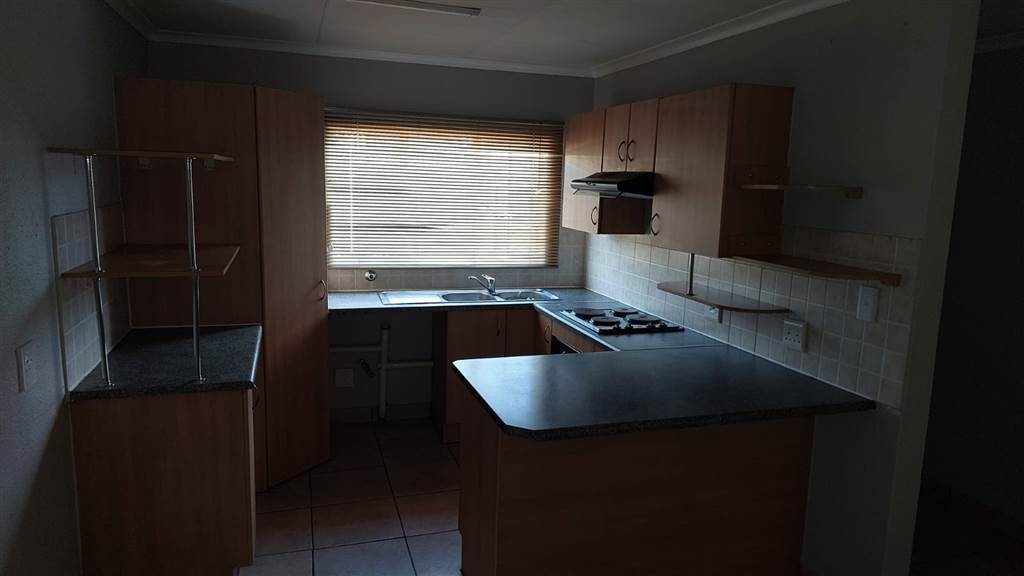 2 Bed Townhouse in Sasolburg photo number 24