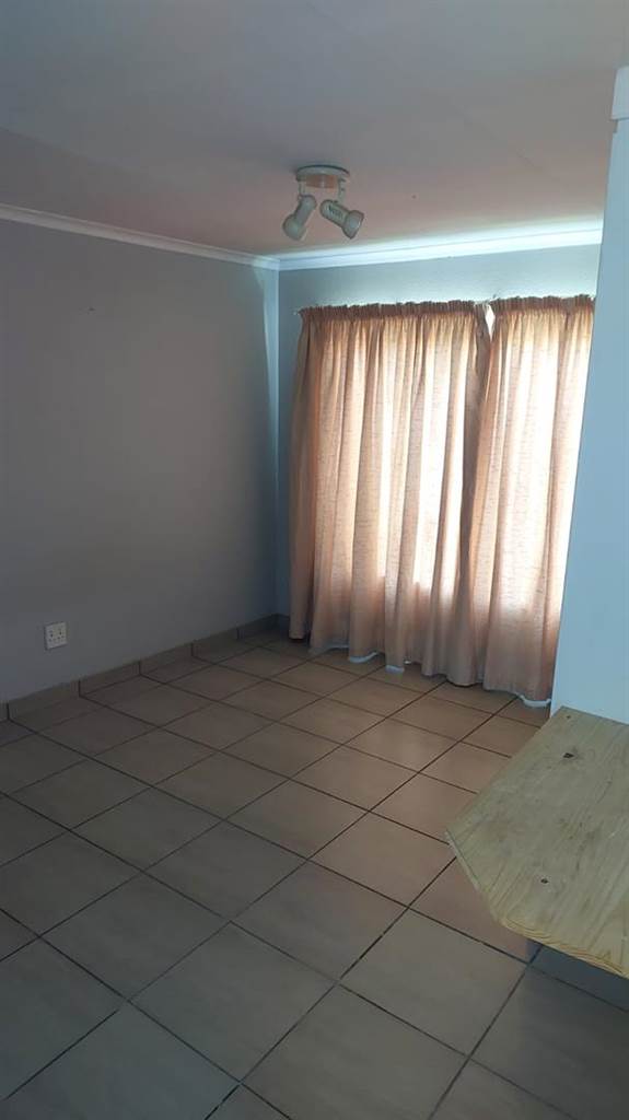 2 Bed Townhouse in Sasolburg photo number 15