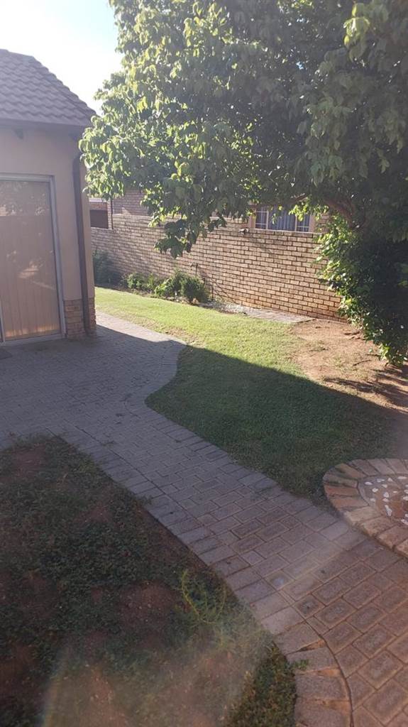 2 Bed Townhouse in Sasolburg photo number 6