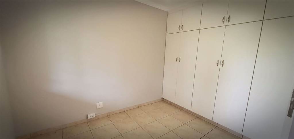 2 Bed Apartment in Mt Edgecombe photo number 8