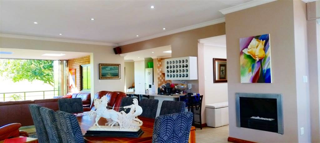 4 Bed House in Mossel Bay Golf Estate photo number 8