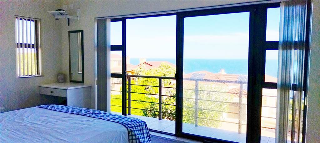 4 Bed House in Mossel Bay Golf Estate photo number 12