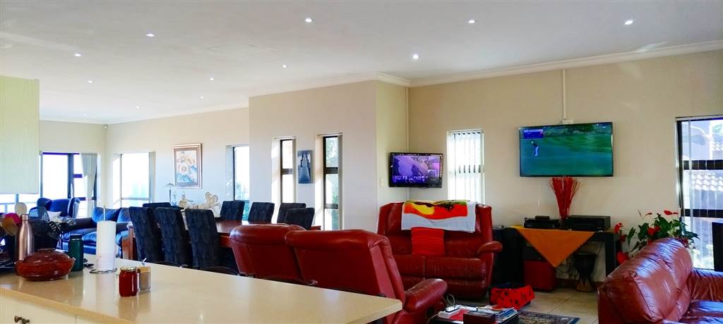 4 Bed House in Mossel Bay Golf Estate photo number 7