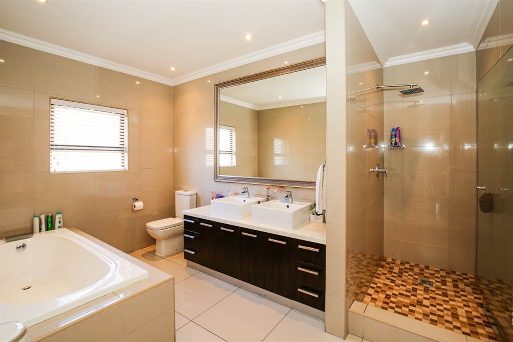 3 Bed House in Greenstone Hill photo number 18