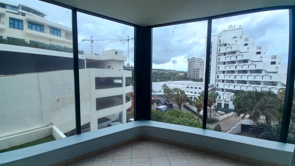 2.5 Bed Apartment in Umhlanga Rocks photo number 3