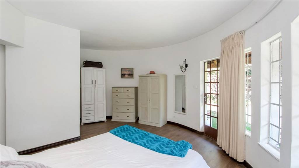 4 Bed House in Lonehill photo number 10