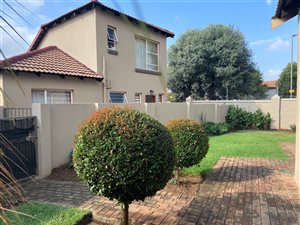 3 Bed Townhouse in Heuwelsig Estate