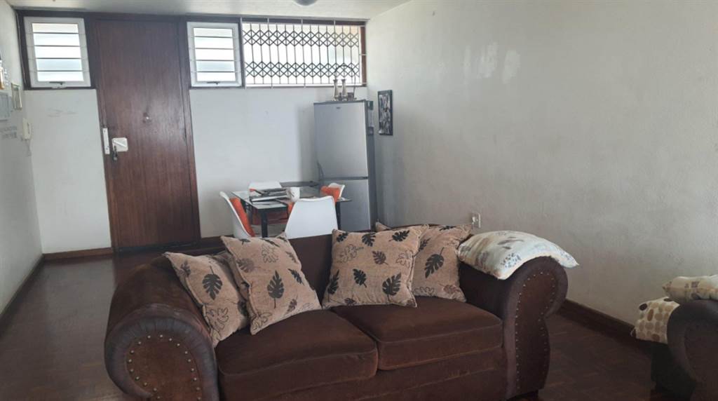 2 Bed Apartment in Amanzimtoti photo number 3