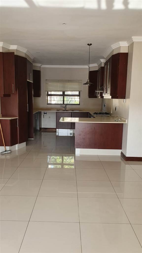 3 Bed Apartment in Durban North photo number 2