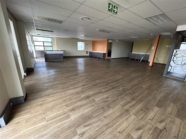 1 011  m² Commercial space