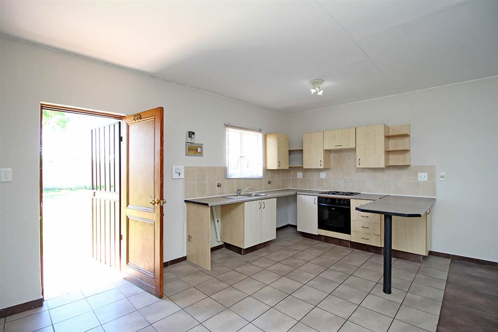 2 Bed Apartment in Greenstone Hill photo number 9