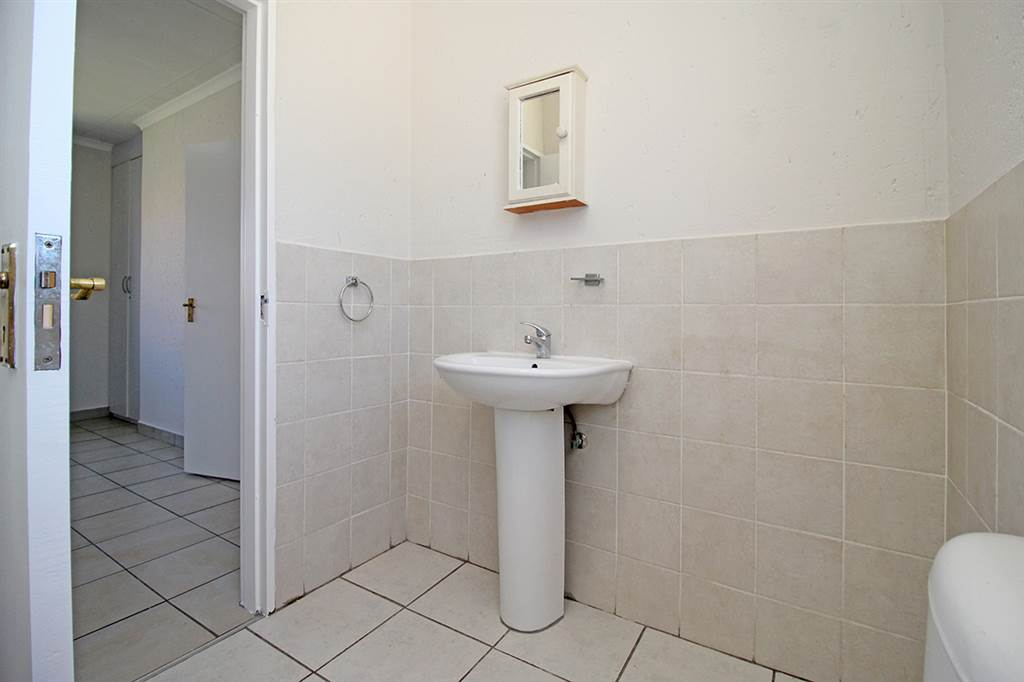 2 Bed Apartment in Greenstone Hill photo number 16