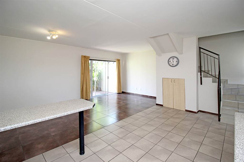 2 Bed Apartment in Greenstone Hill photo number 7
