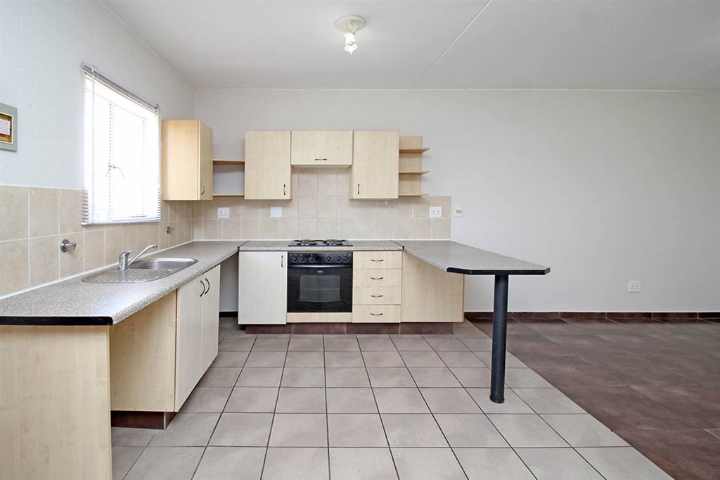 2 Bed Apartment in Greenstone Hill photo number 8