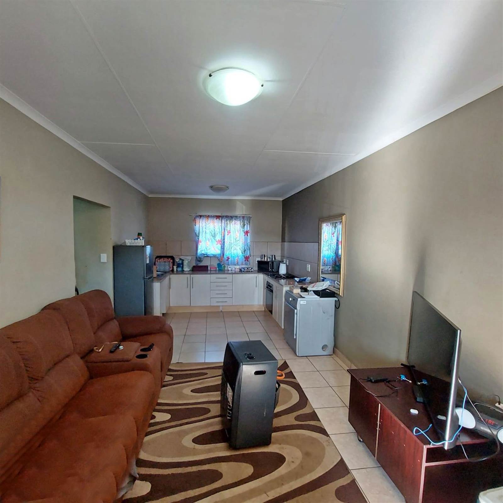 2 Bed Apartment in Lydenburg photo number 3