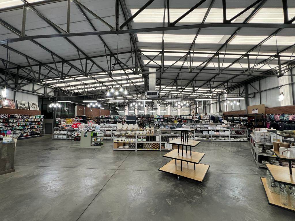 735  m² Industrial space in Strydompark photo number 11