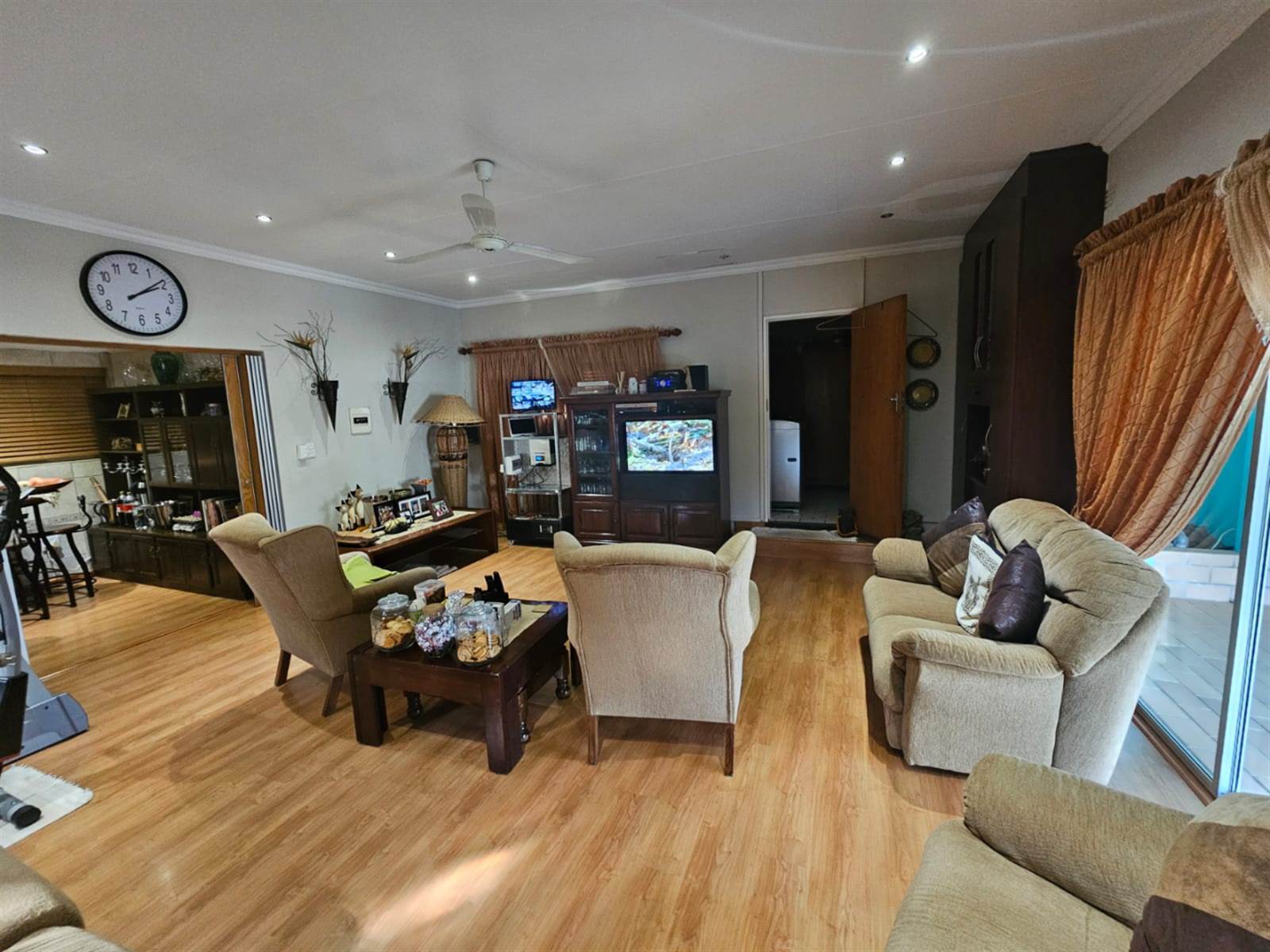 4 Bed House in Glen Marais photo number 6