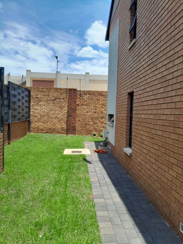 3 Bed Townhouse in Derdepoort photo number 29
