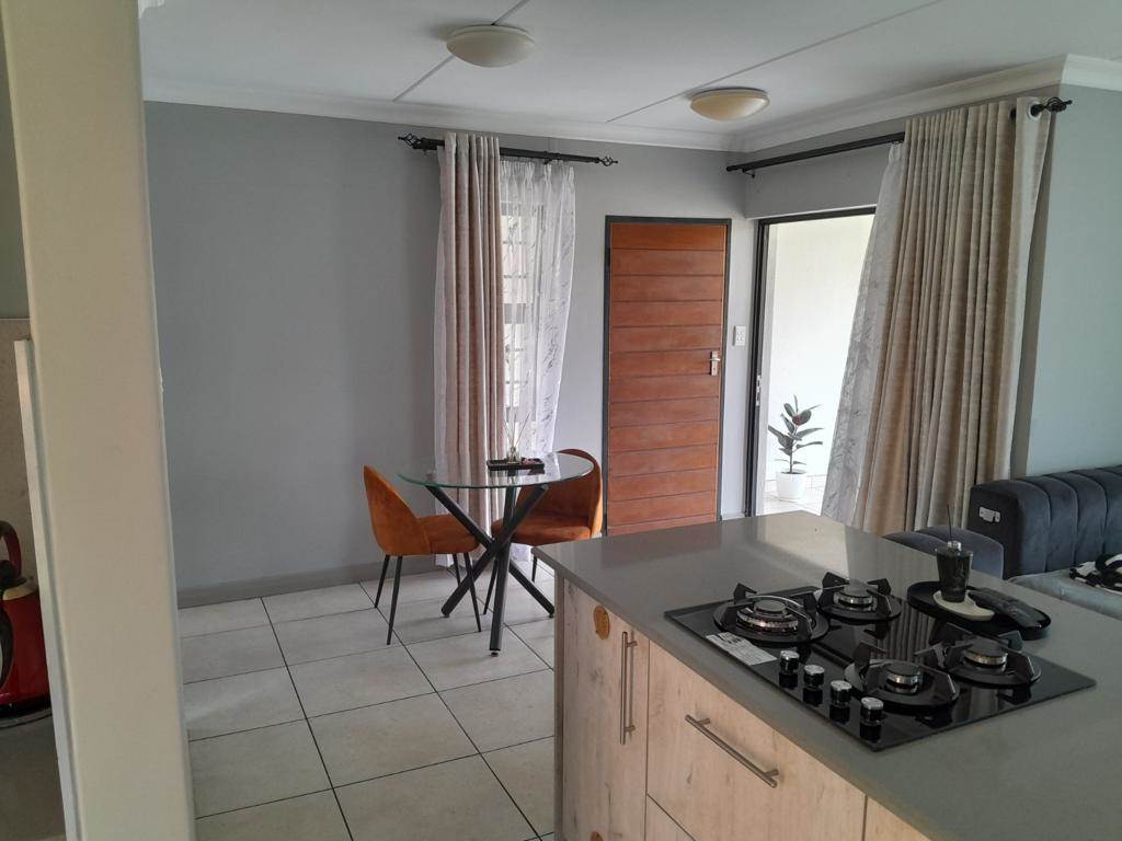 3 Bed Townhouse in Derdepoort photo number 2