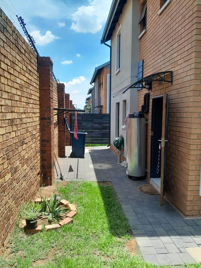 3 Bed Townhouse in Derdepoort photo number 27