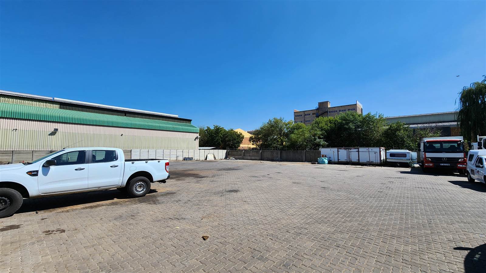 1400  m² Industrial space in Eastleigh photo number 1