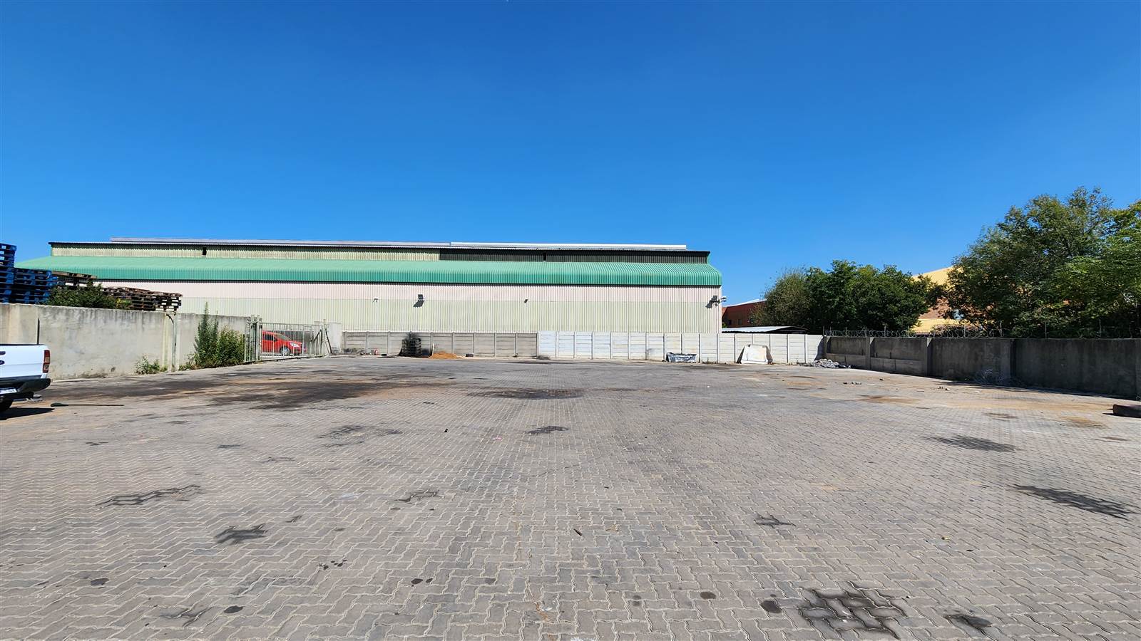 1400  m² Industrial space in Eastleigh photo number 2