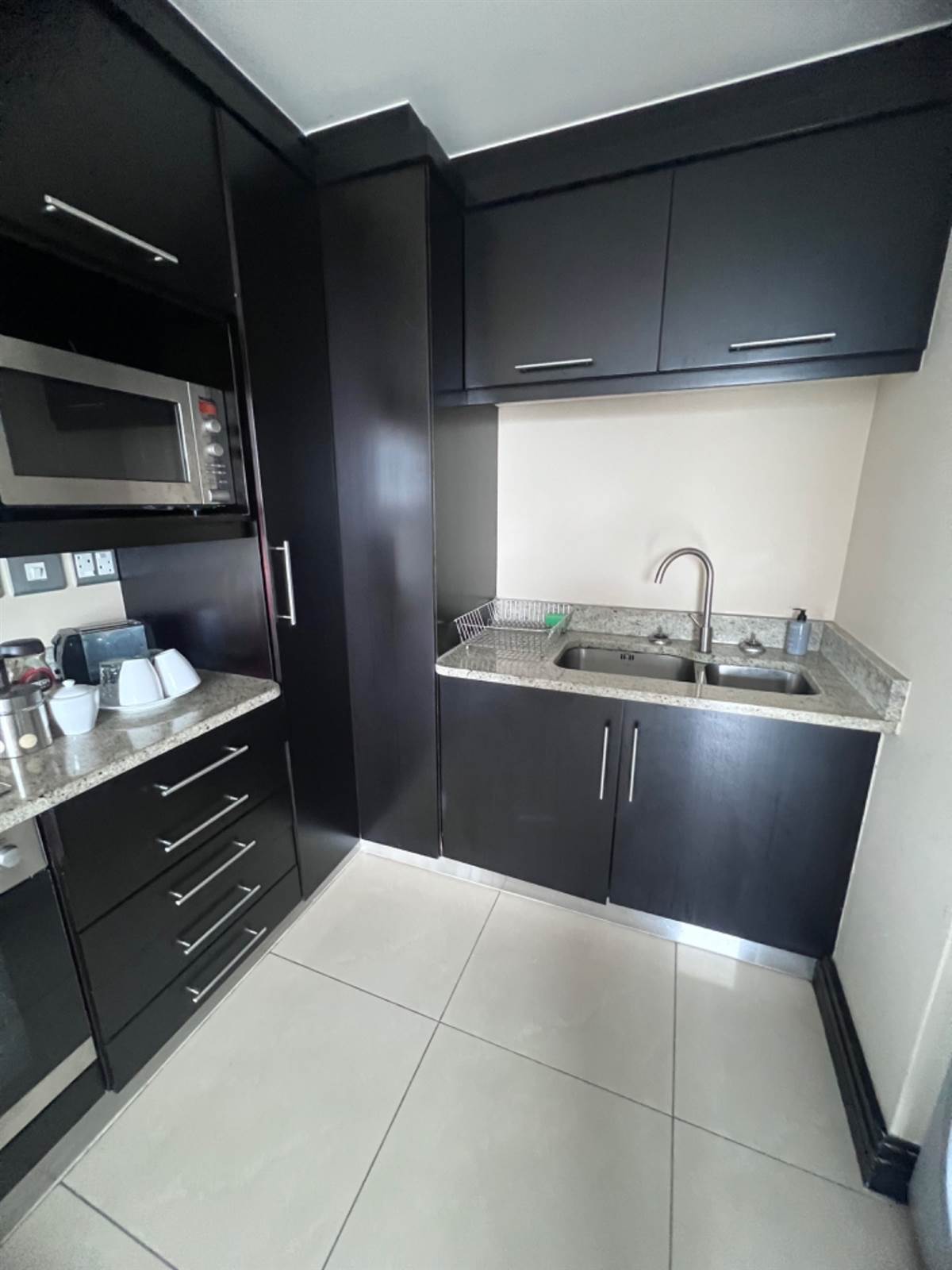 1 Bed Apartment in Umhlanga Rocks photo number 5