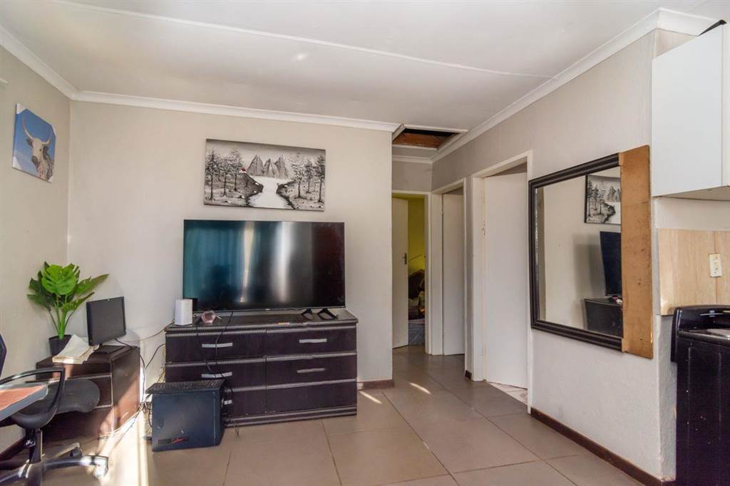 2 Bed House in Grobler Park photo number 7