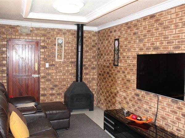 3 Bed House in Dobsonville photo number 7