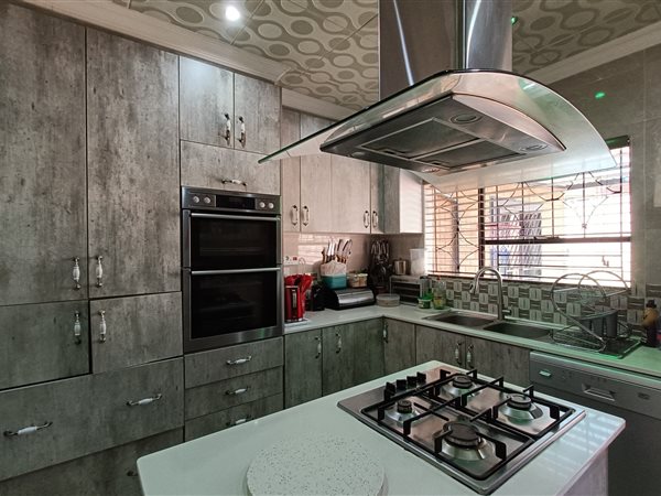 4 Bedroom House 4 Bedroom House
