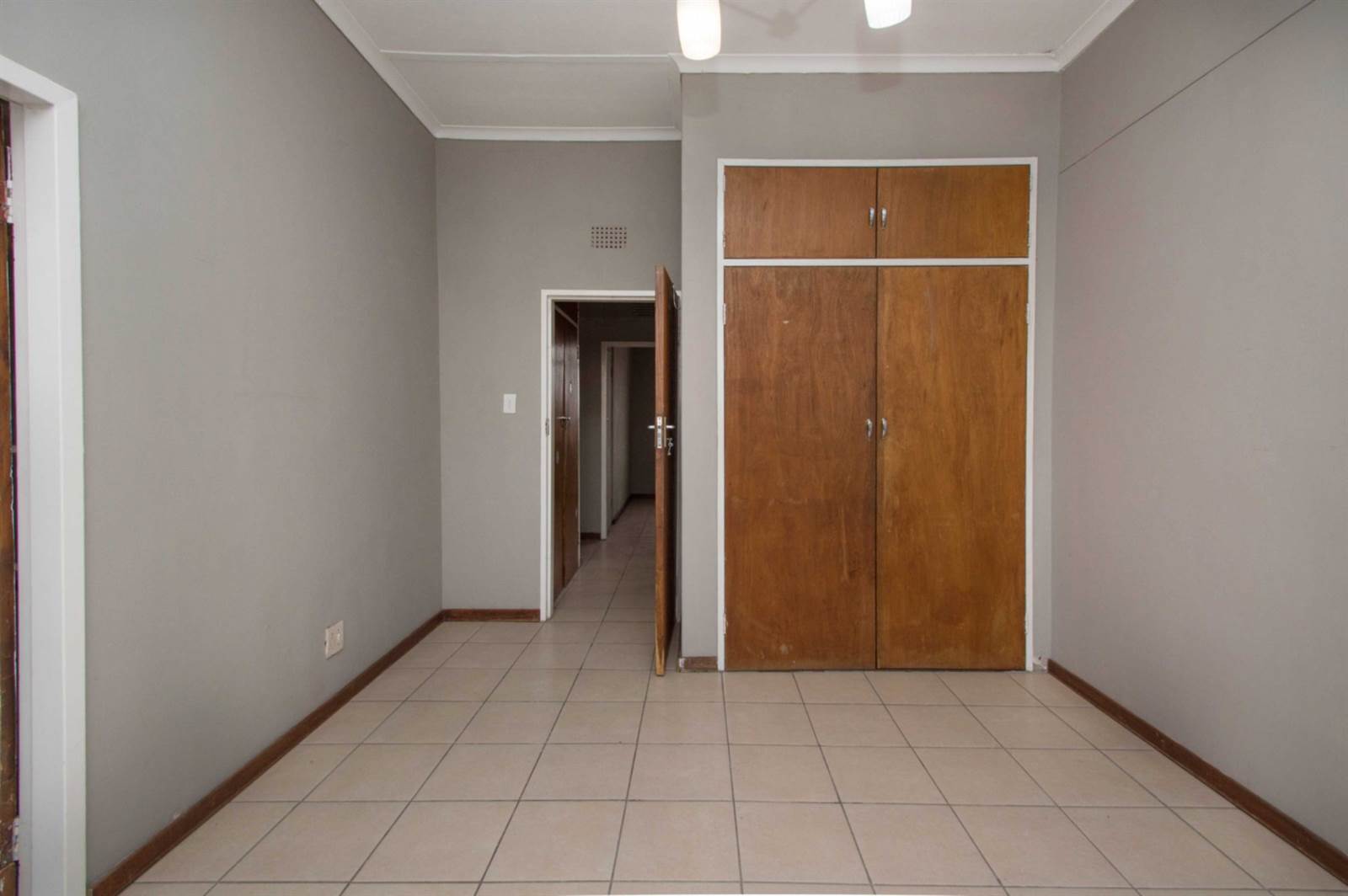 2 Bed Apartment in Witpoortjie photo number 10