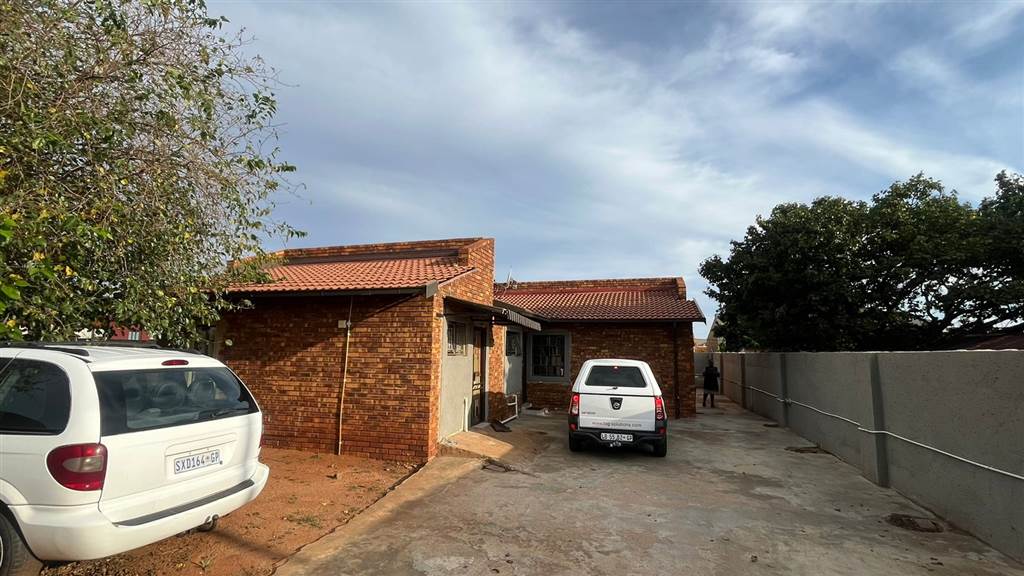 2 Bed House in Katlehong photo number 2