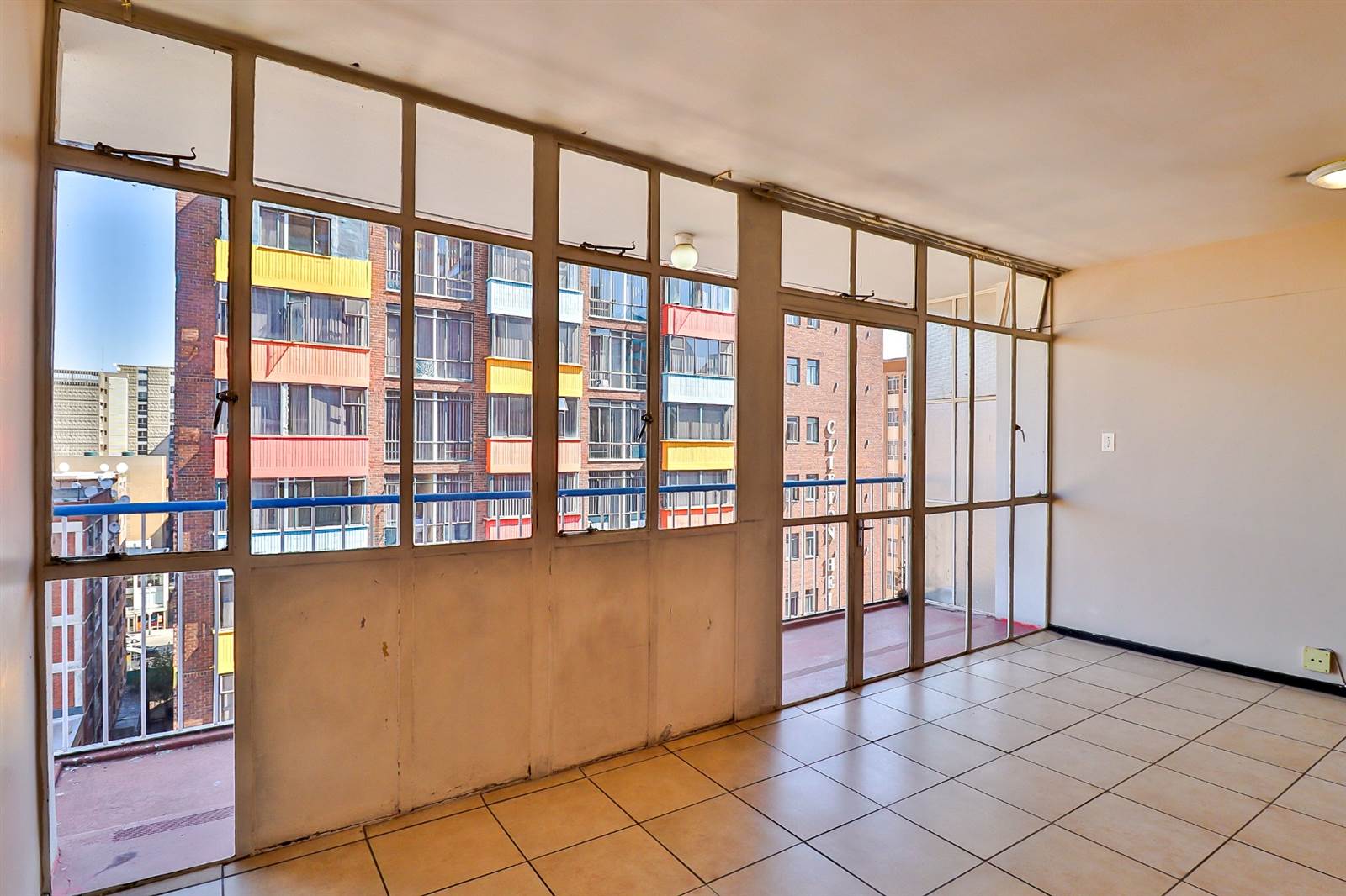 Bachelor apartment in Braamfontein photo number 10
